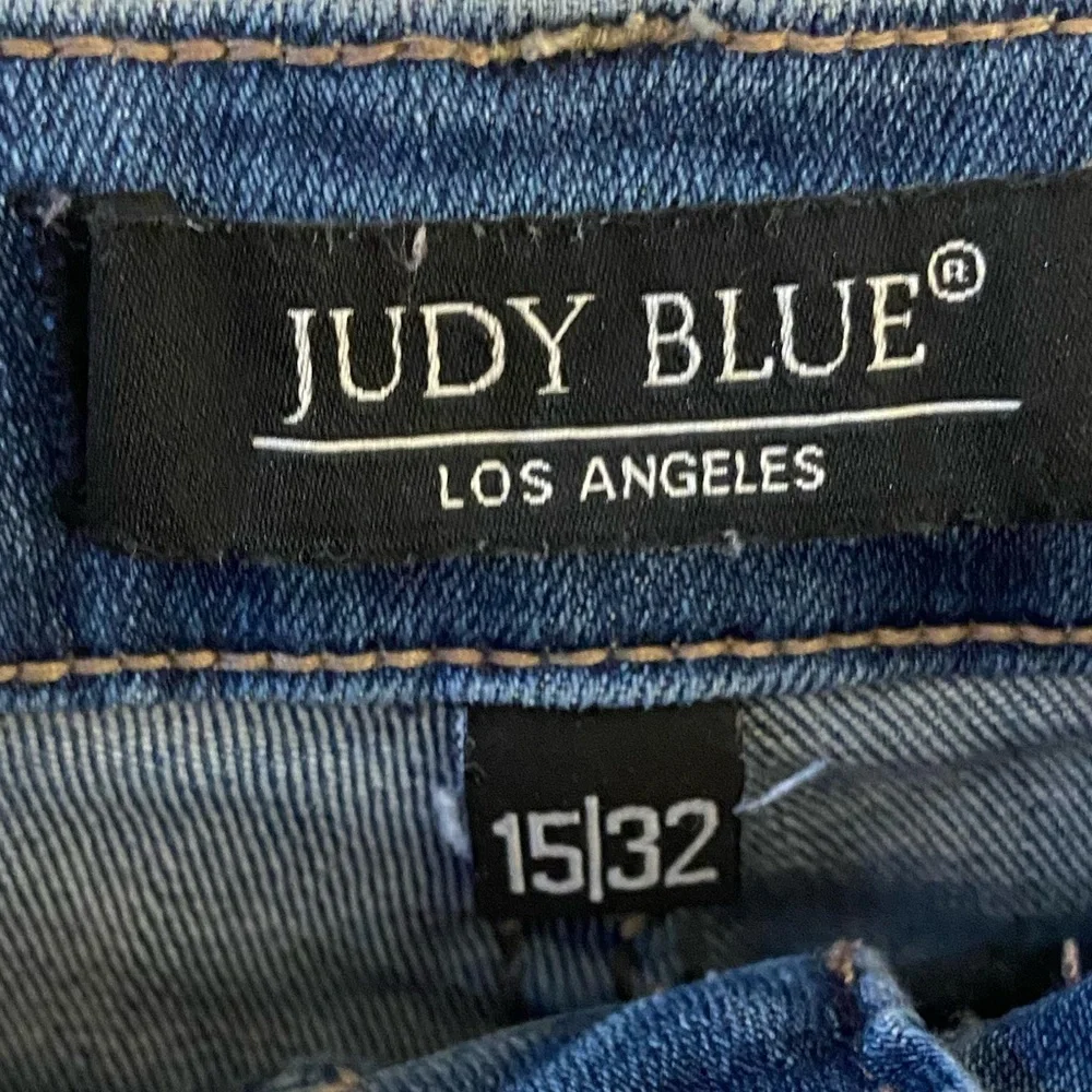 Judy Blue boyfriend fit jeans medium wash lightly distressed Sz 32 - Picture 5 of 7